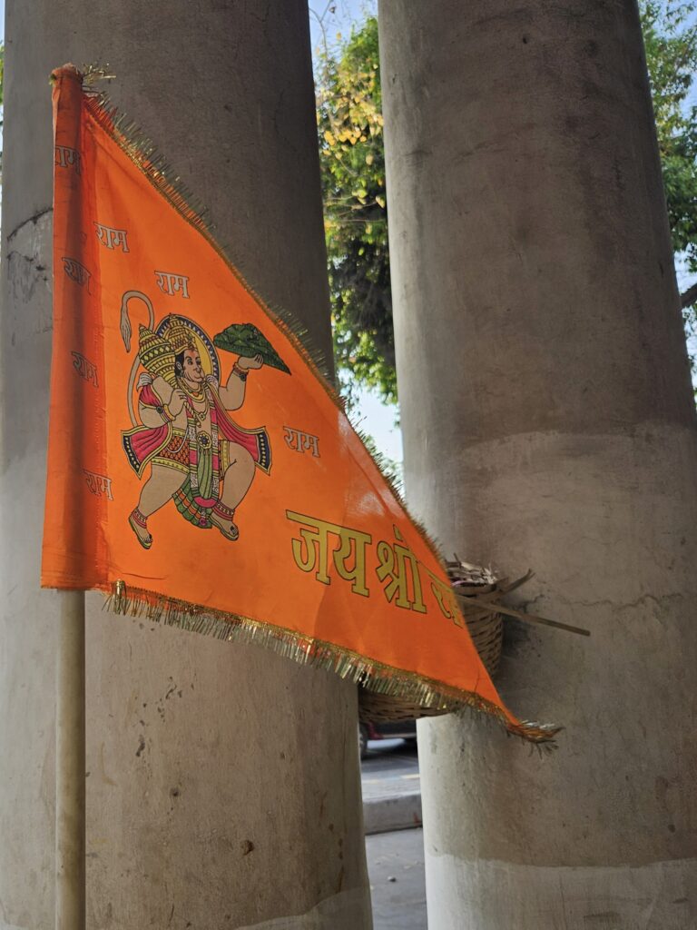 Oranje Hanuman-vlag met de tekst Jai Shri Ram in New Delhi, India.