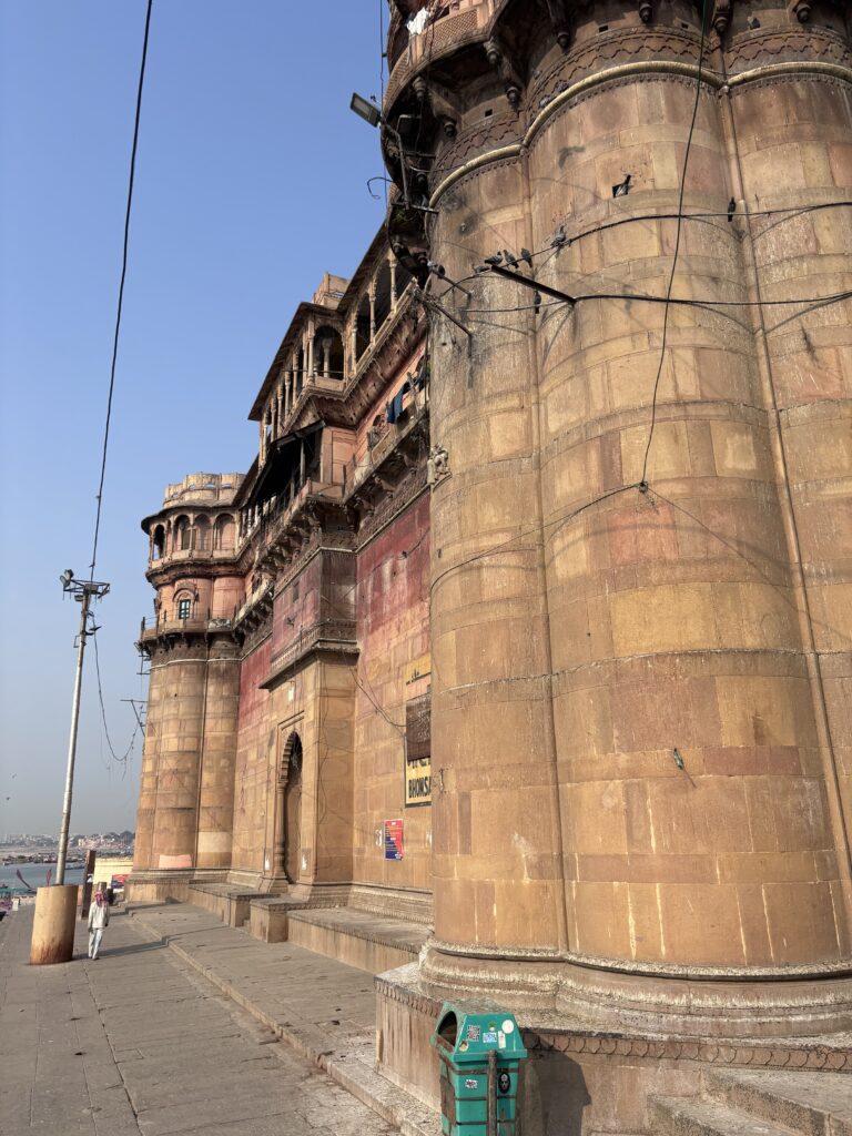 Historisch gebouw met zandstenen pilaren langs de ghats van Varanasi, India.