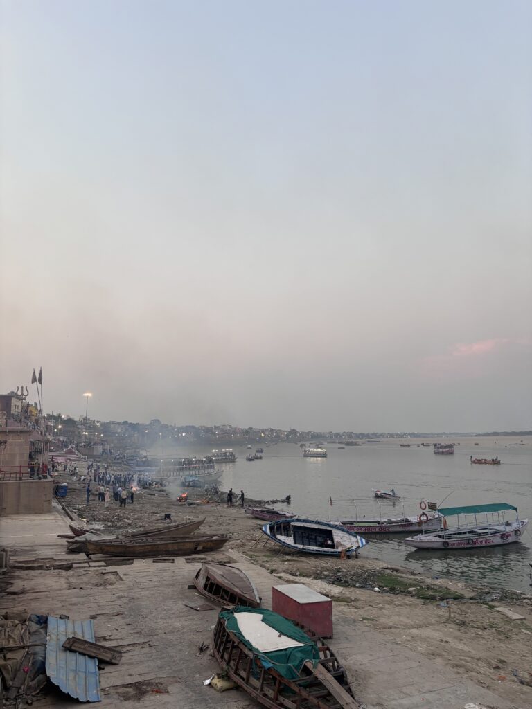 Uitzicht over de ghats van Varanasi aan de rivier de Ganges met boten en pelgrims.