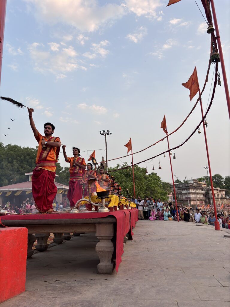 Hindoestaanse priesters voeren de Ganga Aarti ceremonie uit aan de oevers van de Ganges in Varanasi, India.