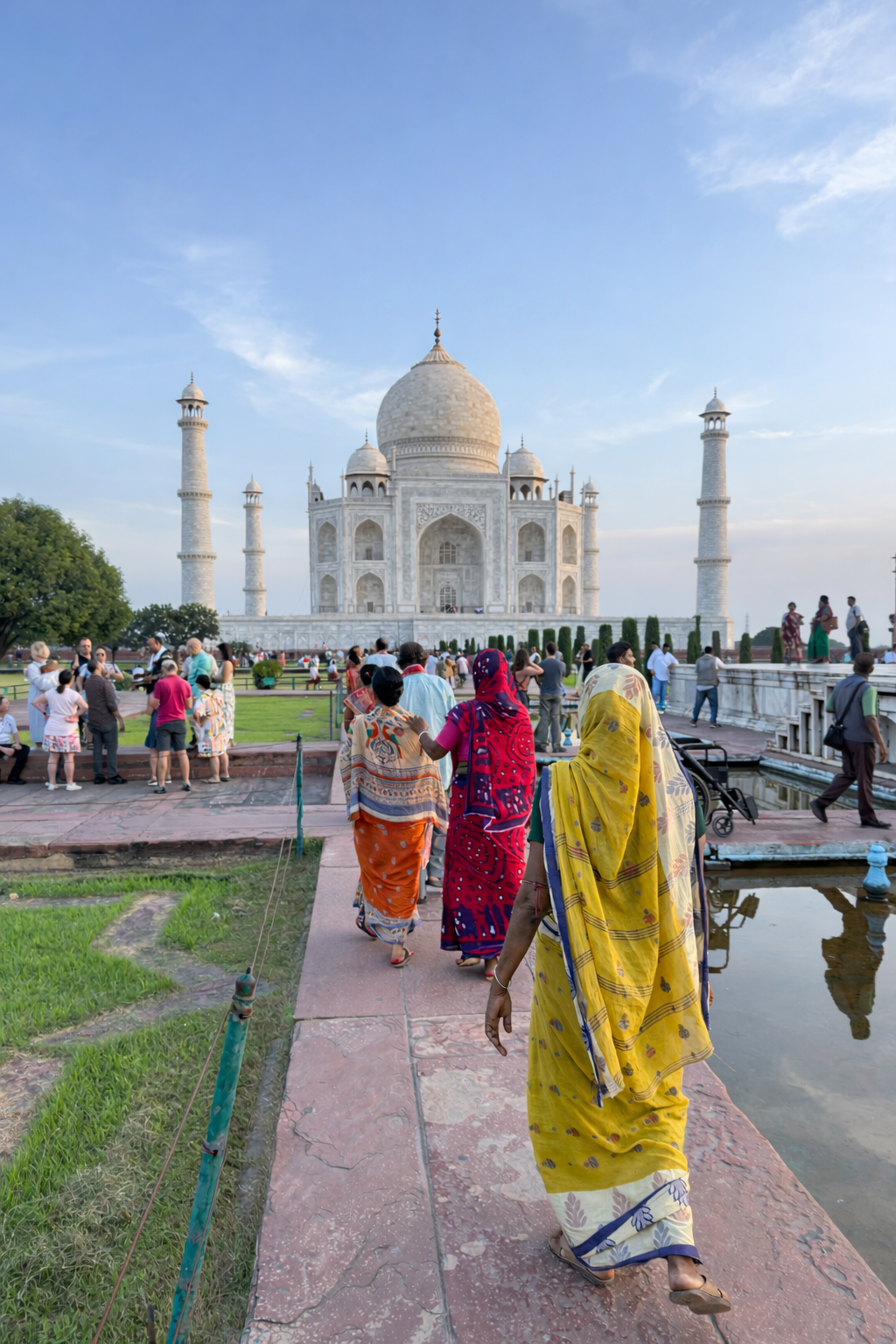 Taj Mahal in Agra, India met bezoekers in traditionele Indiase kleding